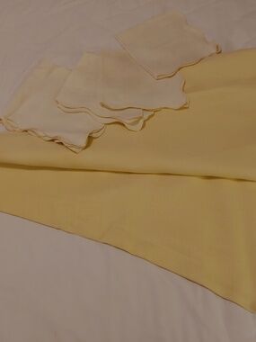 68" Round vintage LINEN Table Cloth with 5 Napkins